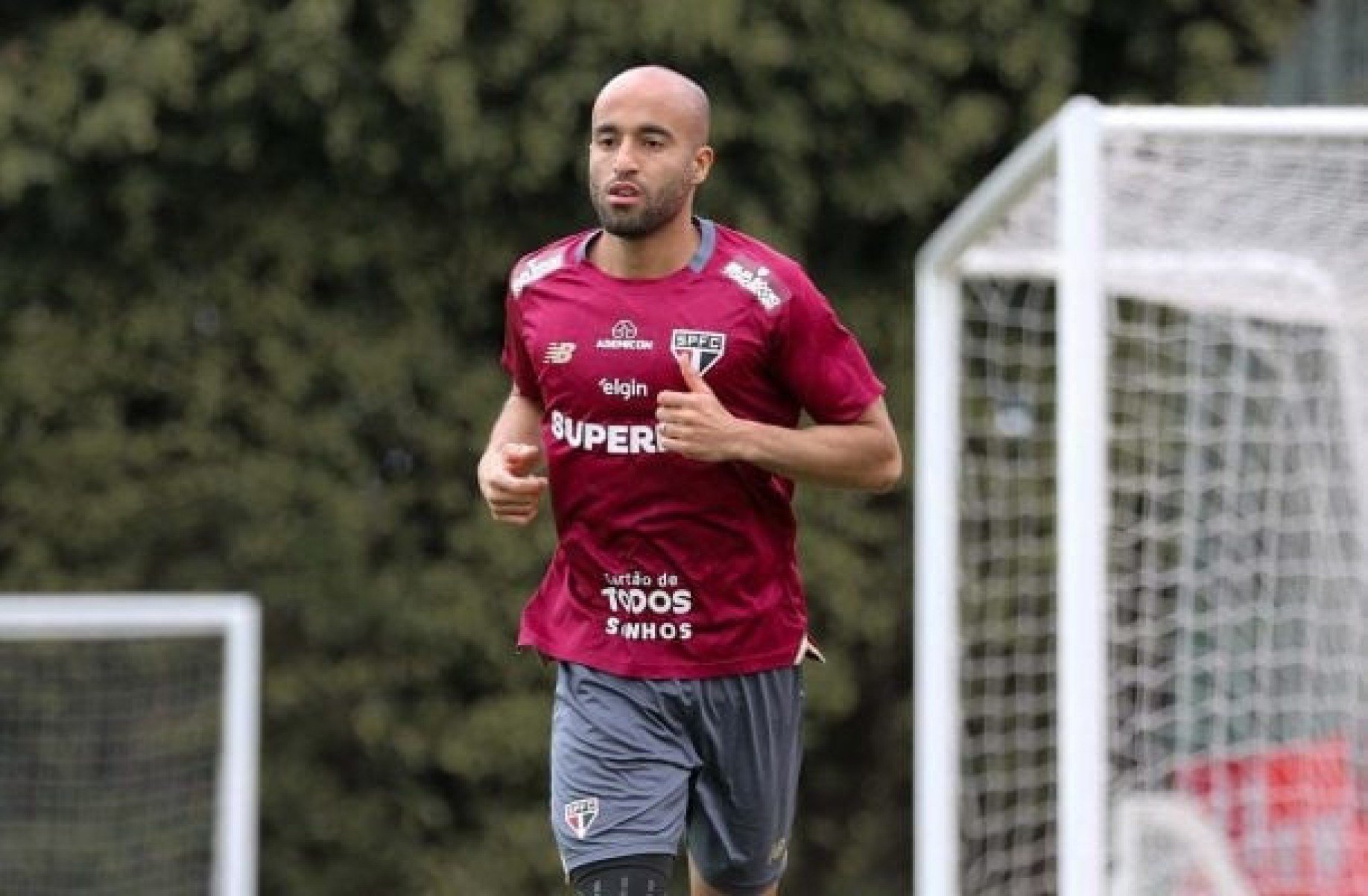 São Paulo: Lucas corre pela primeira vez no campo após artroscopia no joelho