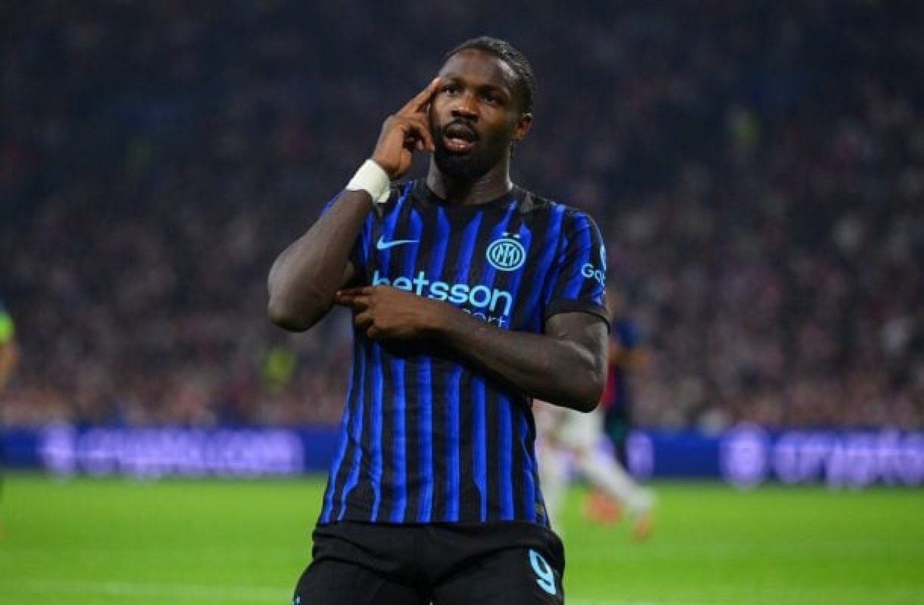 Thuram e ??alhanoglu decidem, e Inter de Milão vence o Ajax pela Champions