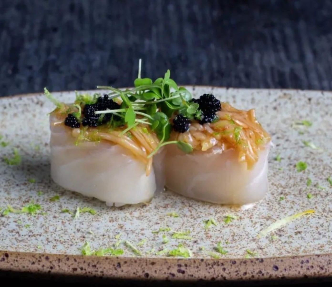 Gunkan (enrolado) de pescada amarela com mini cogumelo japonês (Udon)