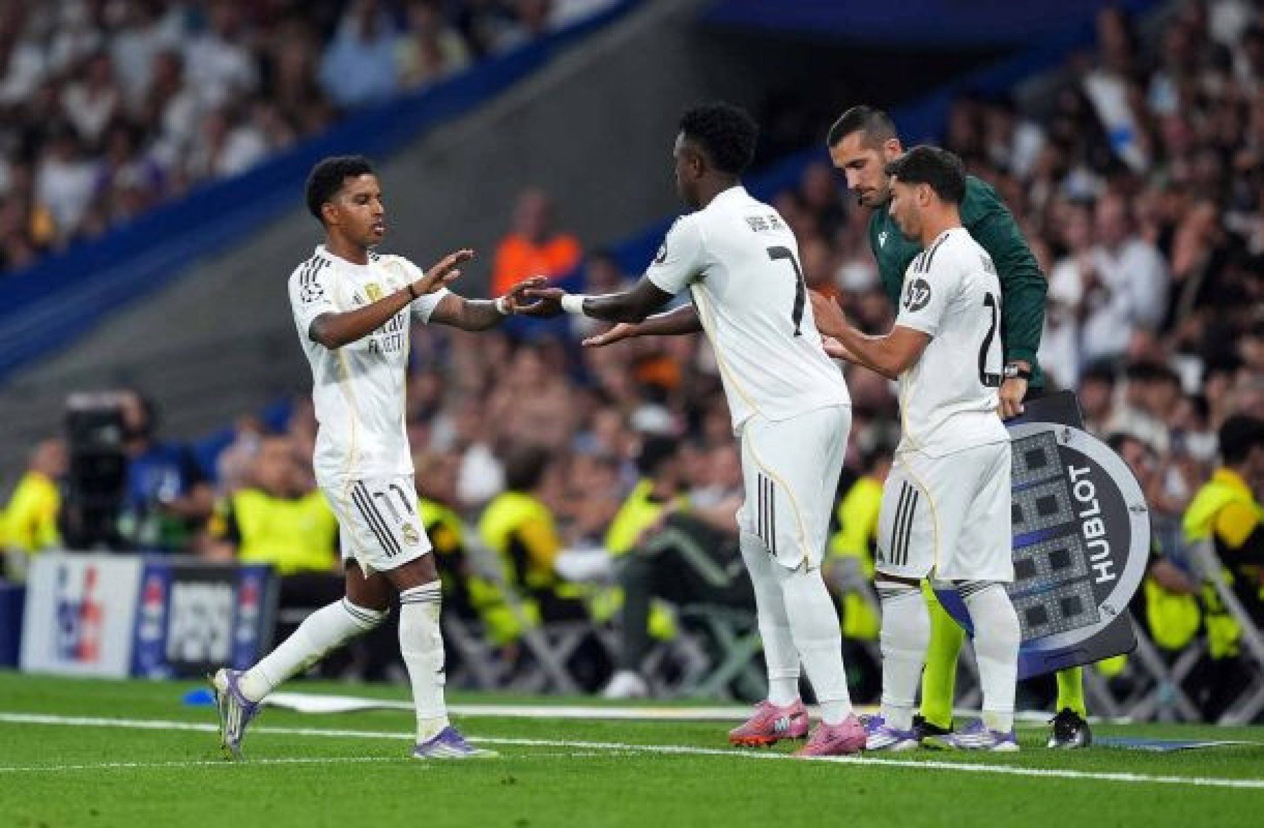 Jornais espanhóis destacam briga por posição entre Vini Jr e Rodrygo no Real: “A luta do ano”