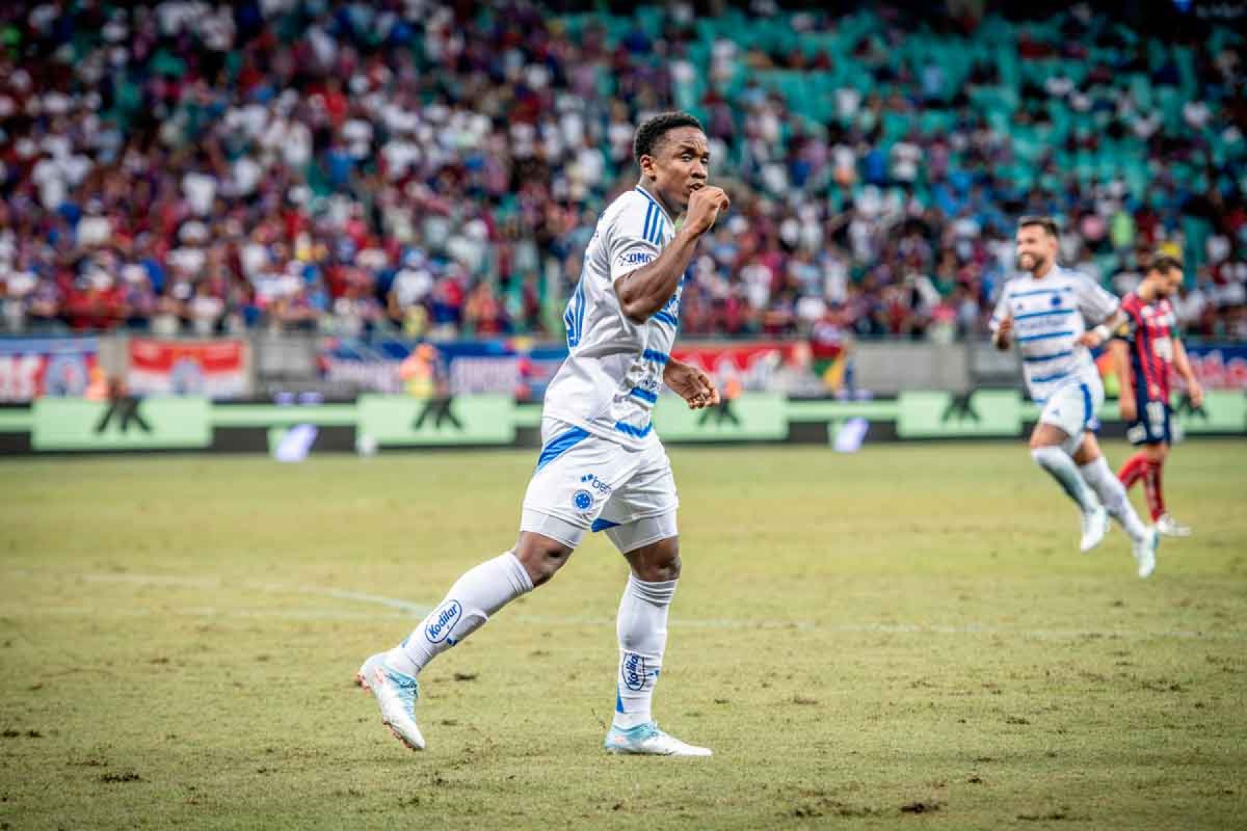 Um dos reforços contratados na última janela de transferências, o atacante Sinisterra tem agradado ao torcedor cruzeirense -  (crédito: Filipe Alves/Agência F8/Folhapress)