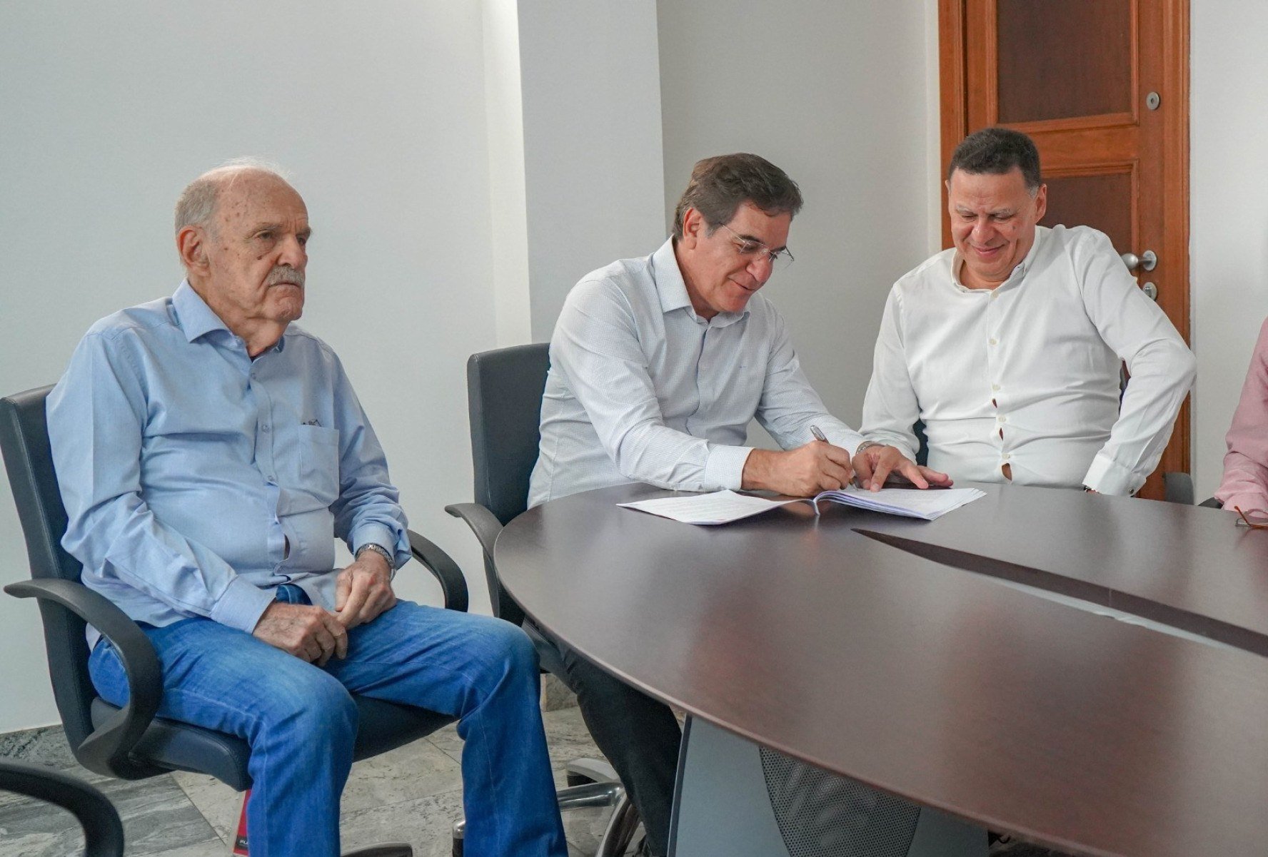 O presidente da Fecomércio, Nadim Donato, assinta contrato de construção da nova sede 