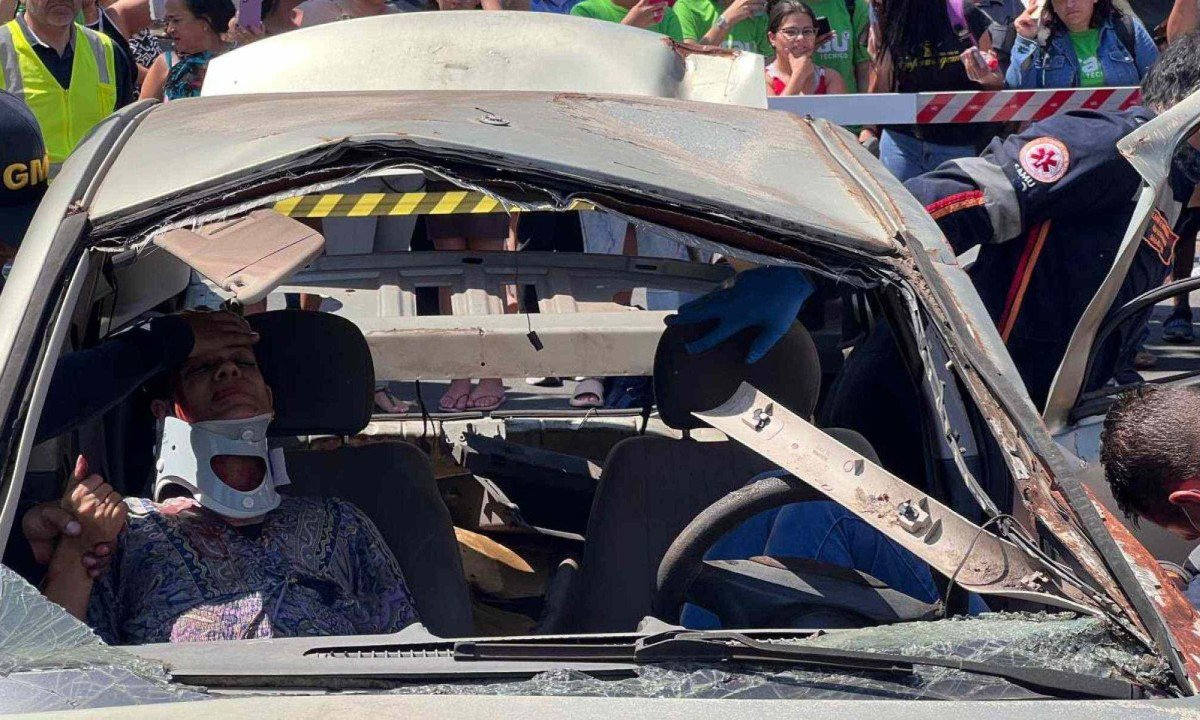 Simulação de acidente entre carro e locomotiva em Betim