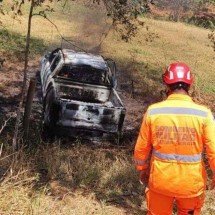 Motorista em fuga perde controle, carro pega fogo e é preso em Minas - Divulgação/Corpo de Bombeiros