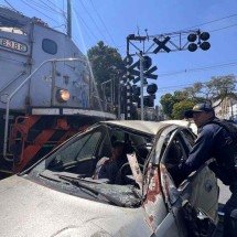 Simulação de acidente entre carro e locomotiva para trânsito em Betim - Ed&eacute;sio Ferreria/Em/D.A Press