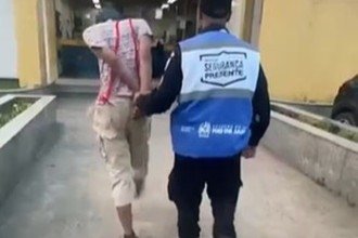 Homem vestido de Chaves é preso com drogas e chama atenção pelo figurino e pelos trejeitos do personagem