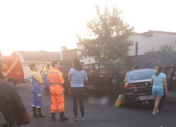 V&iacute;deo: Idosa morre esmagada entre carro e caminh&atilde;o em Uberl&acirc;ndia -  (crédito: Divulga&ccedil;&atilde;o/CBMG)