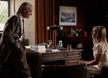 Jeremy Irons vive Martin, pai de Alex (Jennifer Aniston), que tEm relação tensa com a filha -  (crédito: APPLE/DIVULGAÇÃO)