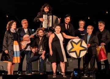 O sarau da companhia de teatro mineiro envolve 25 canções de espetáculos do seu repertório, costuradas por trechos de textos de diversos autores -  (crédito: Daniel Bittencourt/Divulgação)