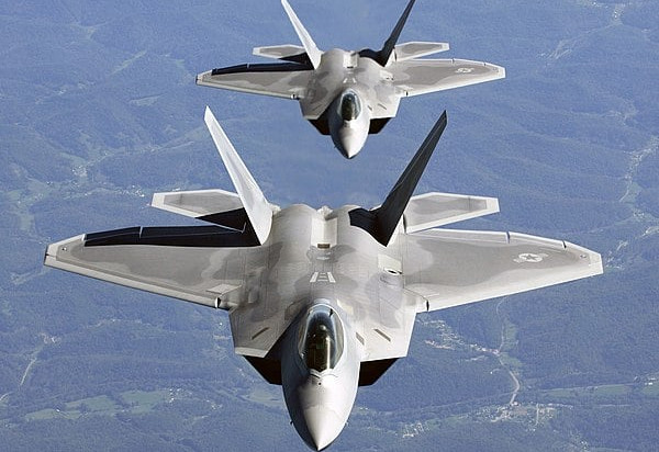 A Força Aérea dos Estados Unidos monitora de forma permanente o espaço do país e, quando algum objeto voador não identificado (OVNI) aparece, corre o risco de ser abatido. Não consta que em 2024  e 2025 (até o momento) tenha havido alguma invasão. Mas em 2023 houve. 
 -  (crédito: Domínio público)