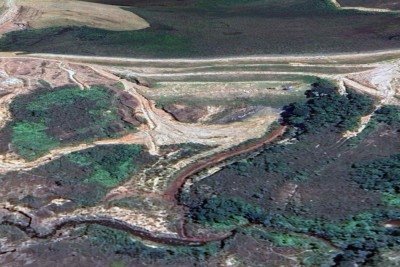 Imagem de satélite mostra a Barragem Água Fria, da Topázio Mineração, estruttura em risco que teria de ser contornada  -  (crédito: Reprodução/Google Earth)