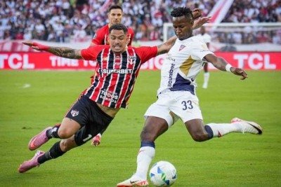 O São Paulo saiu derrotado do jogo de ida das quartas de final da Copa do Brasil. Na noite desta quinta-feira (18), o Tricolor conseguiu jogar bem, teve boas oportunidades, mas não conseguiu aproveitar as chances e acabou falhando atrás, cedendo o resultado de 2 a 0 em Quito. Confira como o Jogada10 avaliou os jogadores tricolores - Foto: Divulgação/Conmebol -  (crédito: Divulgação/Conmebol)