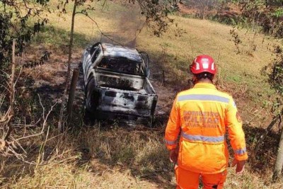 O carro foi tomado pelas chamas, mas não atingiu vegetação -  (crédito: Divulgação/Corpo de Bombeiros)