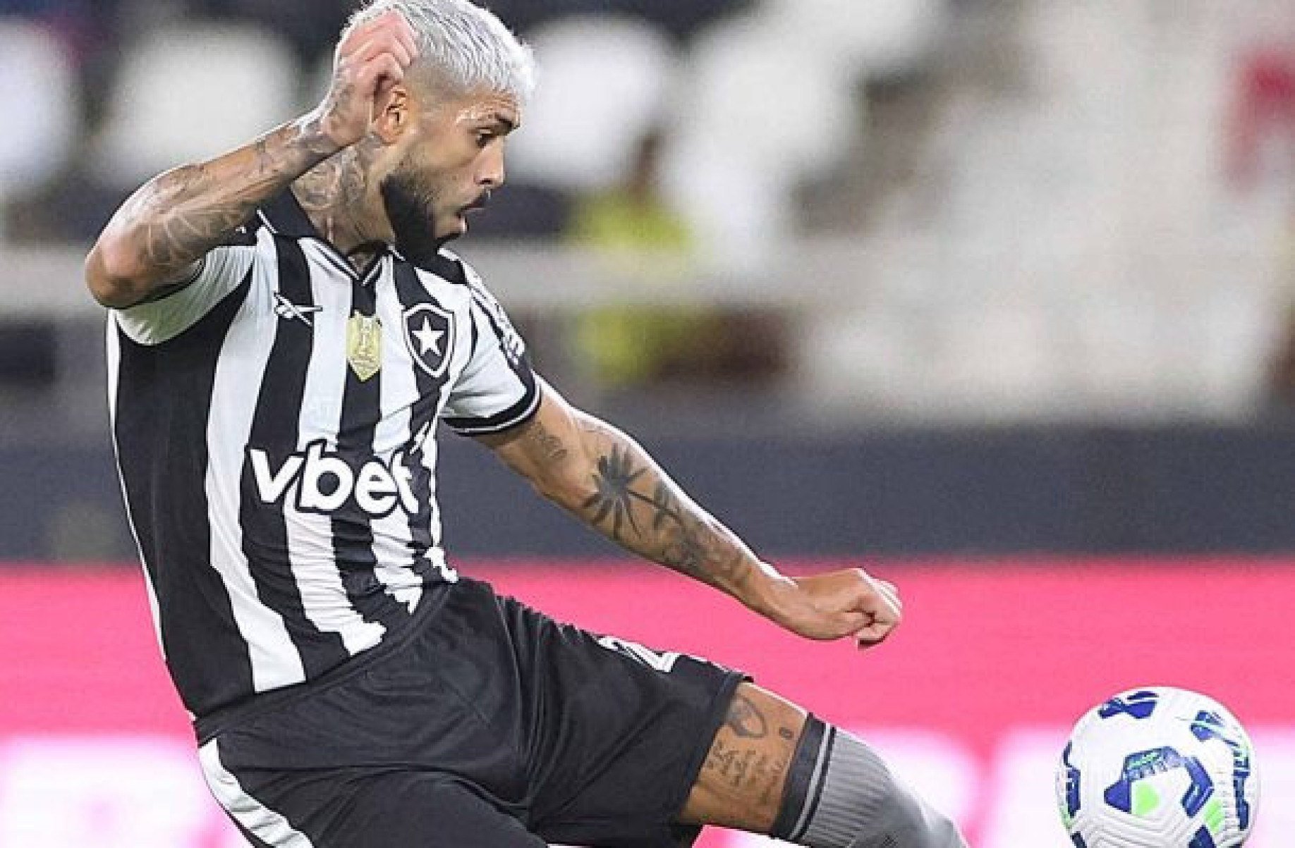 Zagueiro do Botafogo, Barboza vai às redes sociais reclamar de pênalti ignorado