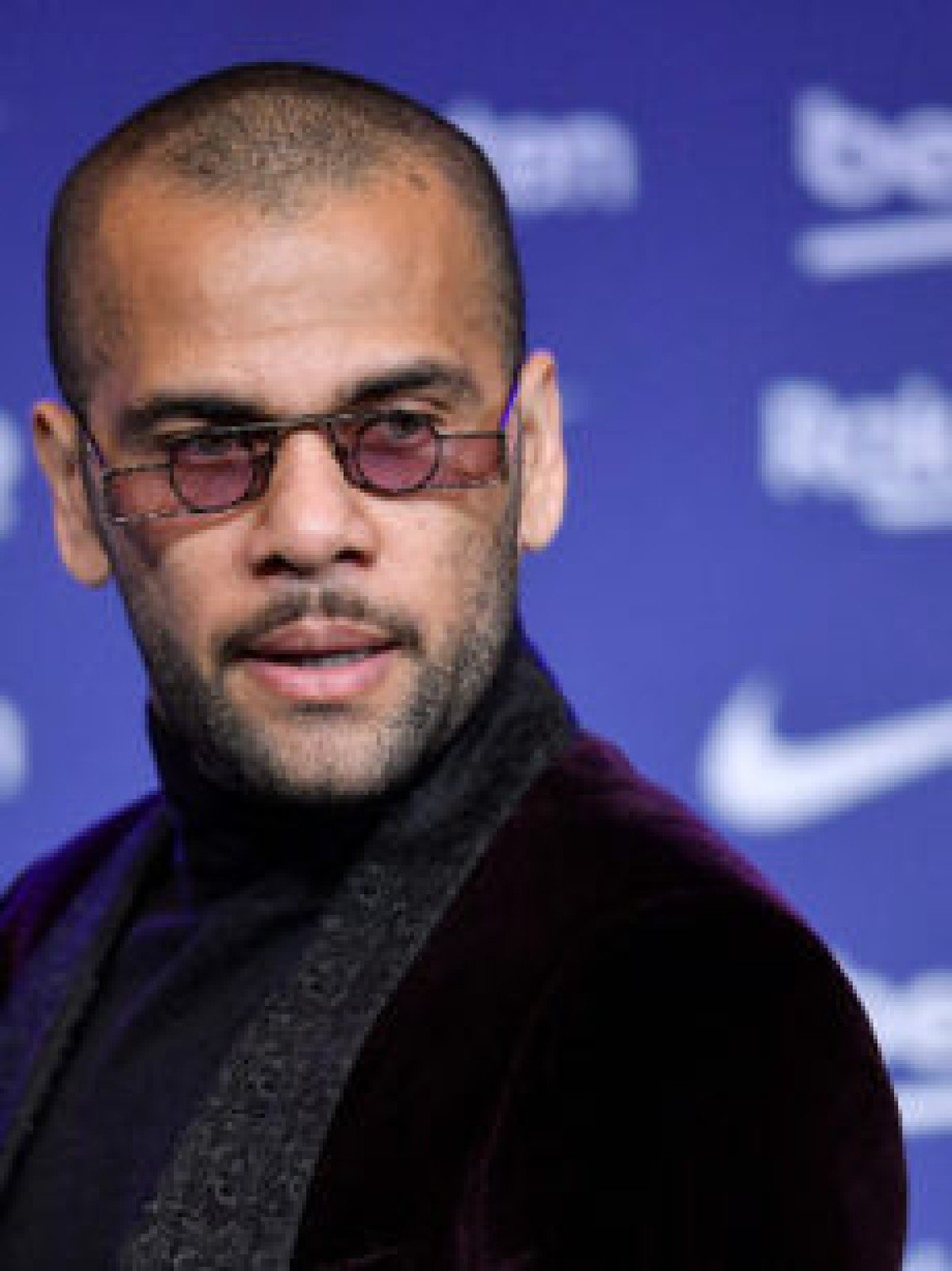 Daniel Alves veste camisa de gigante sul-americano e simula apresentação - No Ataque Internacional