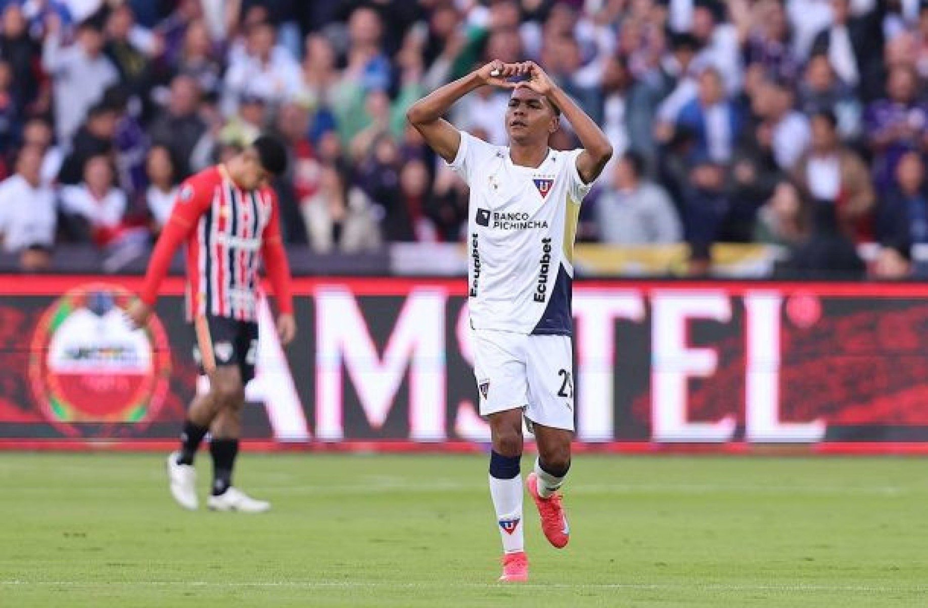 São Paulo vacila na defesa, perde para a LDU e fica em situação delicada na Libertadores