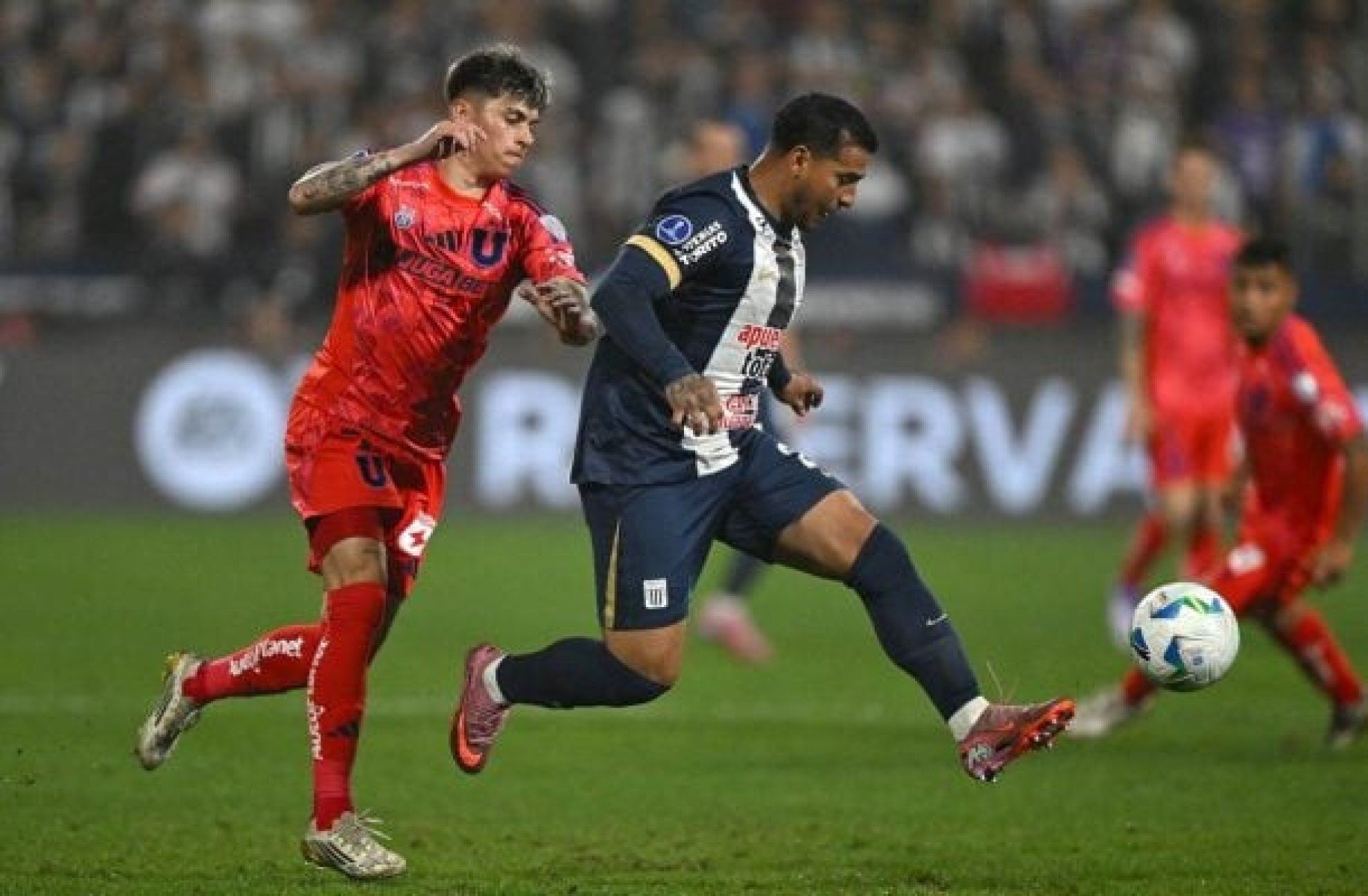 Em jogo de gols anulados, Alianza Lima e Universidad de Chile ficam no empate