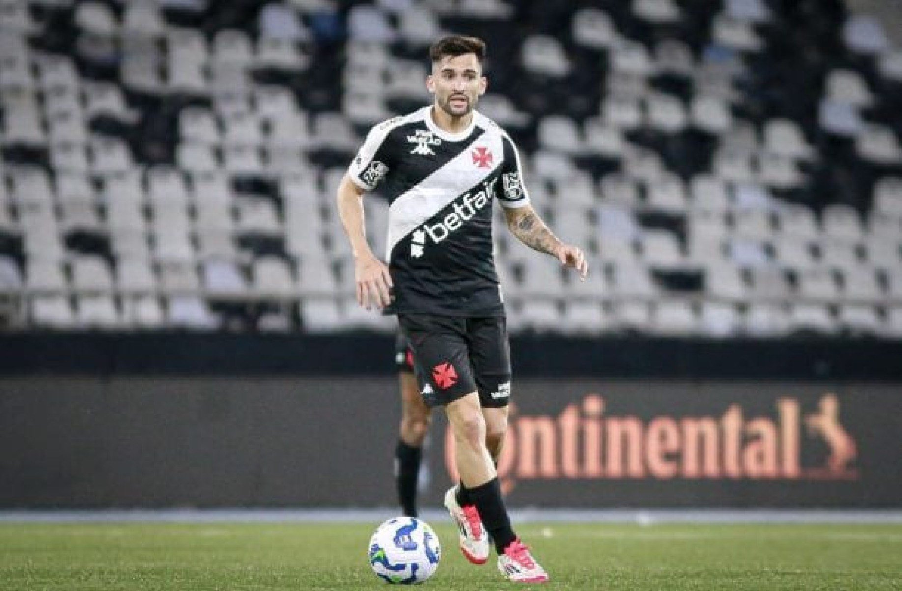 Garré não se firma no Vasco e está no final da fila com Diniz