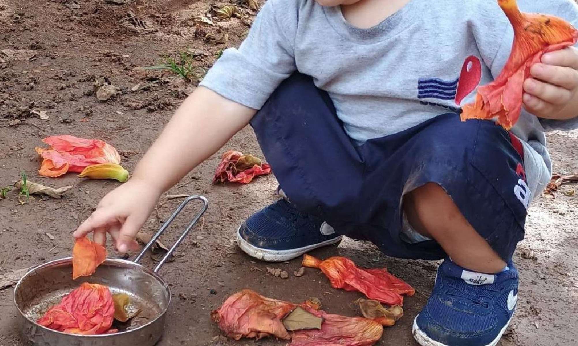 Na escola, o brincar é valorizado como linguagem essencial da infância e ferramenta de aprendizagem
