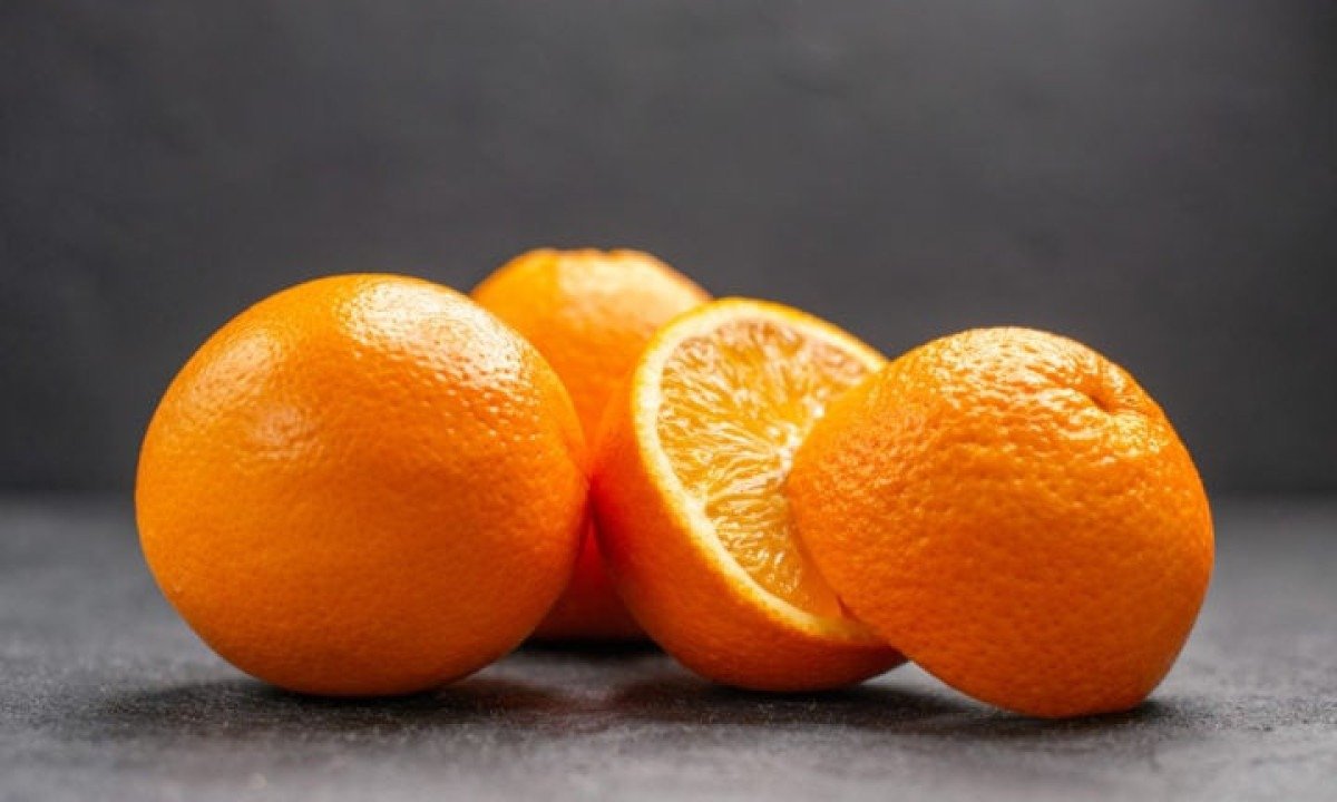 Além de fornecer boa quantidade de potássio, as laranjas são também são frutas energéticas para atletas e fontes ideais de vitamina C. Isso pode ajudar a reduzir a inflamação e contribuir para que o corpo absorva o ferro de alimentos à base de plantas. -  (crédito: freepik/KamranAydinov)