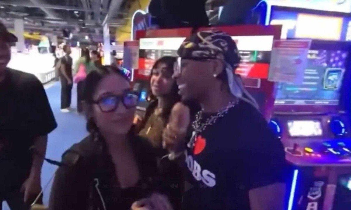 D4vd e uma jovem que parece ser Celeste. Ela usa o moletom da GAP, o mesmo usado nas fotos do anúncio de desaparecimento