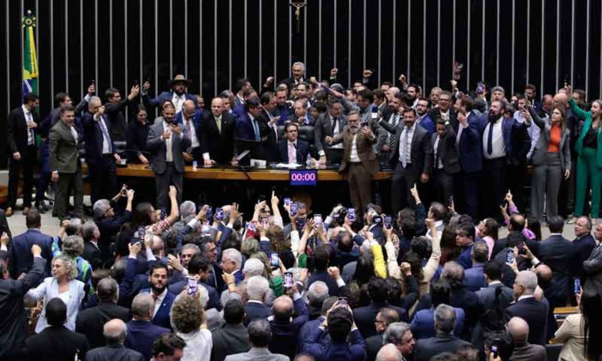 A Câmara dos Deputados está se tornando um poder constituinte e está reescrevendo a Constituição ao seu modo e para seu proveito, sem controle social e ao largo dos outros Poderes constitucionais - (crédito: BRUNO SPADA/CÂMARA DOS DEPUTADOS) A Câmara dos Deputados está se tornando um poder constituinte e está reescrevendo a Constituição ao seu modo e para seu proveito, sem controle social e ao largo dos outros Poderes constitucionais - (crédito: BRUNO SPADA/CÂMARA DOS DEPUTADOS)