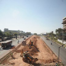 Nova fase de obra de trincheira volta a alterar trânsito em avenida de BH  - Alexandre Guzanshe/EM/D.A.Press