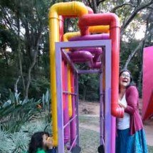 Cauã de Alcantara León e a mãe Andrea Catalina León Amaya se divertem com as possibilidades oferecidas na Casa da Infância