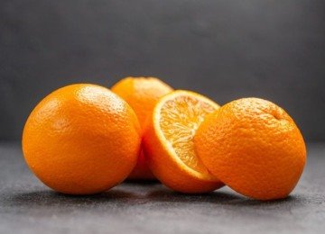 Além de fornecer boa quantidade de potássio, as laranjas são também são frutas energéticas para atletas e fontes ideais de vitamina C. Isso pode ajudar a reduzir a inflamação e contribuir para que o corpo absorva o ferro de alimentos à base de plantas. -  (crédito: freepik/KamranAydinov)