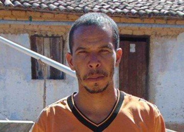 Junior Rocha de Arruda, ao lado de uma cisterna cedida pelo governo federal: a família dele já ficou até três semanas sem abastecimento de água, um direito fundamental -  (crédito: Luiz Ribeiro/EM/D.A Press)
