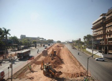 Interdi&ccedil;&otilde;es ocorrer&atilde;o para remanejar a rede de distribui&ccedil;&atilde;o de g&aacute;s natural, medida necess&aacute;ria para a implanta&ccedil;&atilde;o da trincheira no cruzamento das avenidas Cristiano Machado e Vilarinho -  (crédito: Alexandre Guzanshe/EM/D.A.Press)