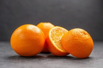 Além de fornecer boa quantidade de potássio, as laranjas são também são frutas energéticas para atletas e fontes ideais de vitamina C. Isso pode ajudar a reduzir a inflamação e contribuir para que o corpo absorva o ferro de alimentos à base de plantas. -  (crédito: freepik/KamranAydinov)