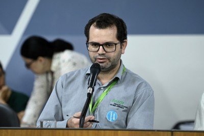 Baliani em um debate da Comissão de Meio Ambiental que discutiu licenciamento ambiental -  (crédito: Alexandre Netto/ALMG)