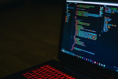 Estudo do GitHub aponta que até 2030, 90% do código poderá ser escrito por inteligência artificial. -  (crédito: Pexels)