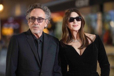 O diretor americano Tim Burton (E) e a atriz italiana Monica Bellucci posam no tapete vermelho para promover o filme 'Maria Callas: Cartas e Memórias' durante o 72º Festival Internacional de Cinema de San Sebastián, na cidade basca de San Sebastián, no norte da Espanha, em 26 de setembro de 2024 -  (crédito: ANDER GILLENEA / AFP)