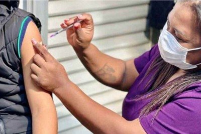 A vacina contra o HPV está disponível em todos os 153 centros de saúde de bh; 
menores de 16 anos devem estar acompanhados dos pais ou responsáveis legais -  (crédito: Aline Resende/PBH)