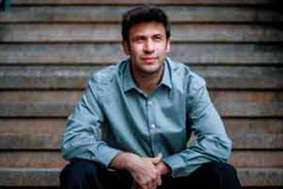 O pianista Cristian Budu tocará a composição de André Mehmari ao lado de Gustavo Carvalho; recital inclui 'O boi no telhado' -  (crédito: Elan Ash/Divulgação)
