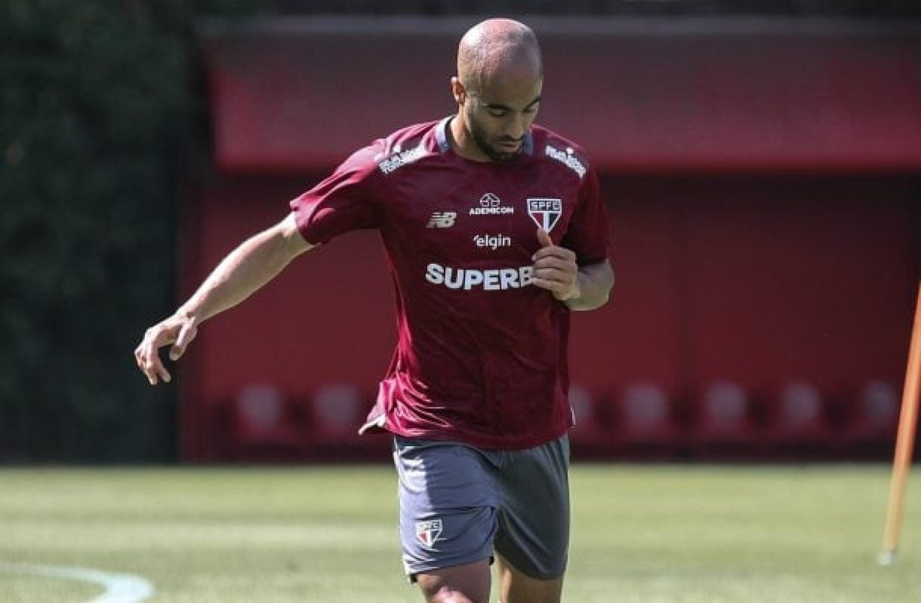Lucas Moura envia mensagem de apoio ao São Paulo após derrota em Quito