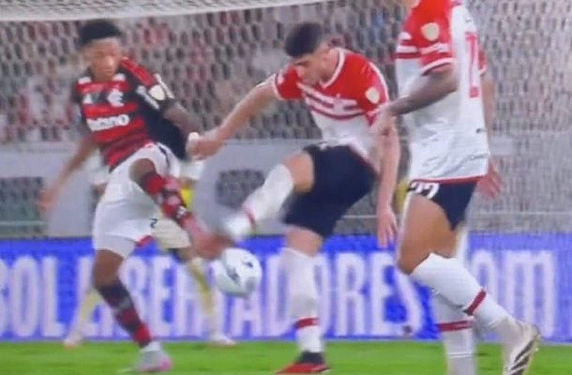 Comentaristas de arbitragem divergem sobre lance da expulsão de Plata, do Flamengo