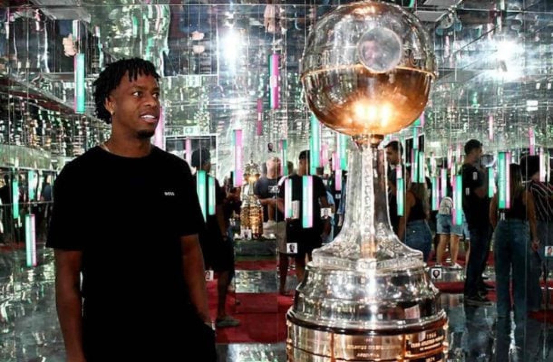 Keno visita Museu do Fluminense e relembra título da Libertadores: “Feliz por fazer parte desta família”