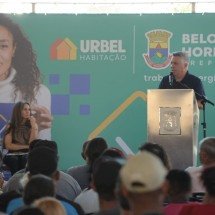 Prefeito Álvaro Damião entregou 566 títulos de propriedade no Conjunto Novo Aarão Reis, em BH, neste sábado (20/9) -  (crédito: Túlio Santos/EM.D.A/Press)