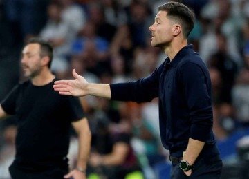 Mesmo contando com grandes jogadores e orçamento bilionário, Xabi Alonso não tem conseguido fazer o Real Madrid jogar bem neste início de temporada europeia -  (crédito: Thomas COEX / AFP)