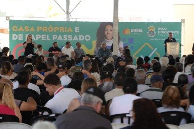 Prefeito Álvaro Damião entregou 566 títulos de propriedade no Novo Aarão Reis, em BH -  (crédito: Túlio Santos/EM.D.A/Press)