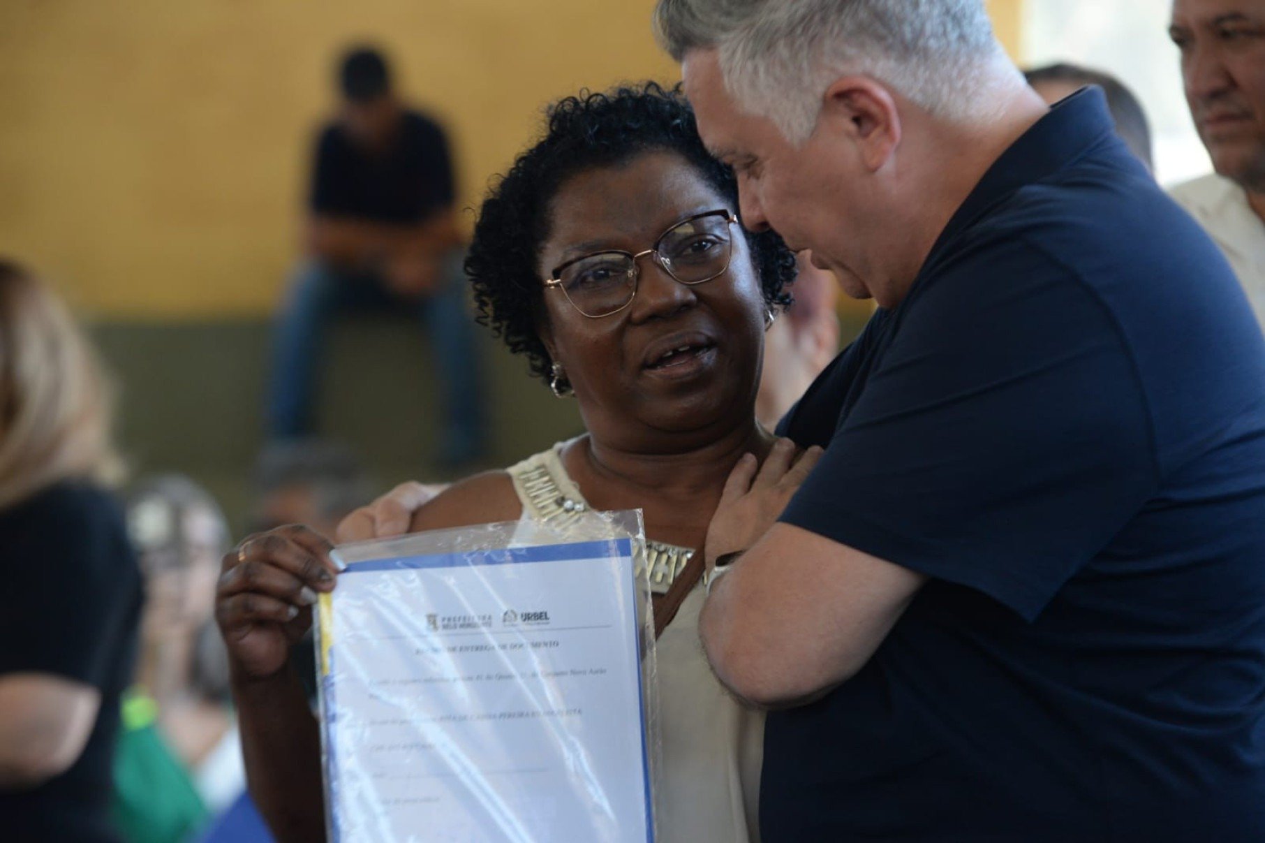 Damião e a aposentada Rita de Cássia Pereira Evangelista, que recebeu um dos títulos