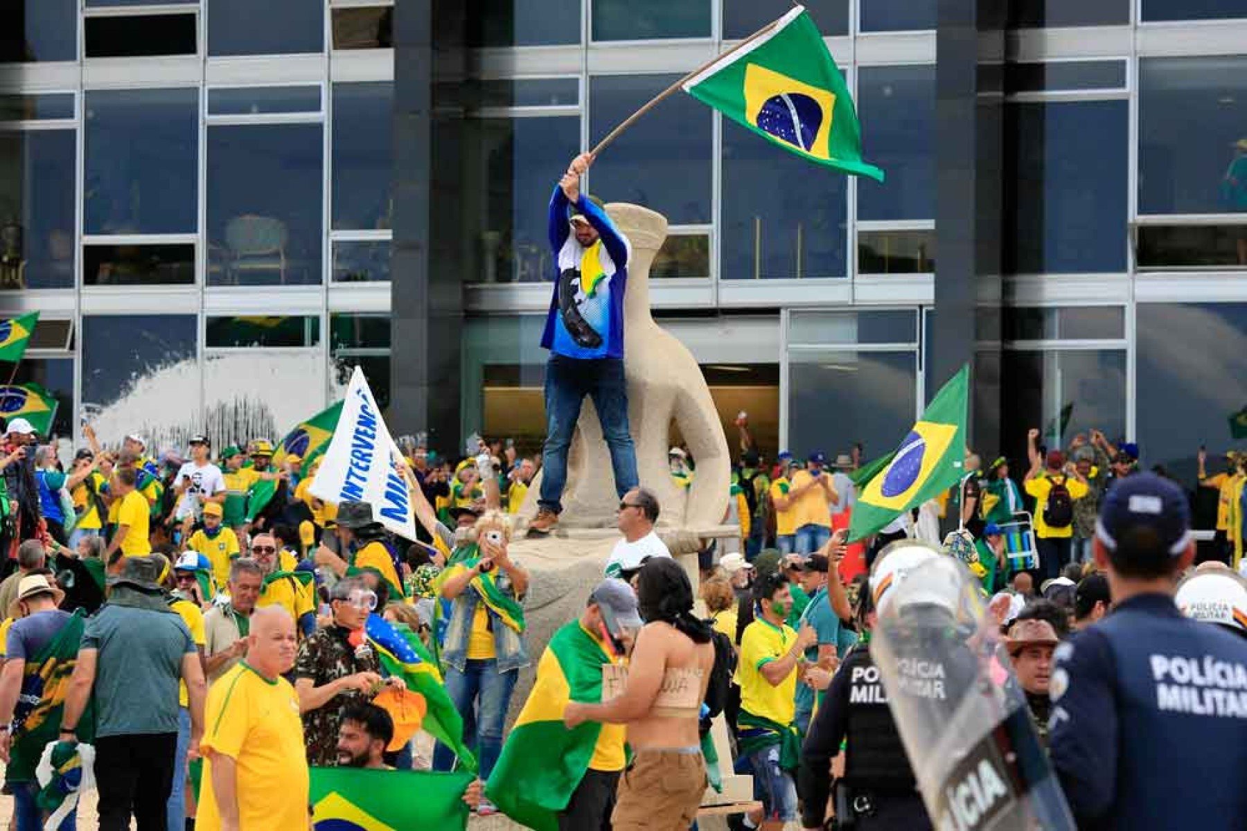 Manifestantes bolsonaristas no Supremo Tribunal Federal: ataques de 8 de janeiro foram um golpe mal engendrado - (crédito: SERGIO LIMA/AFP) Manifestantes bolsonaristas no Supremo Tribunal Federal: ataques de 8 de janeiro foram um golpe mal engendrado - (crédito: SERGIO LIMA/AFP)