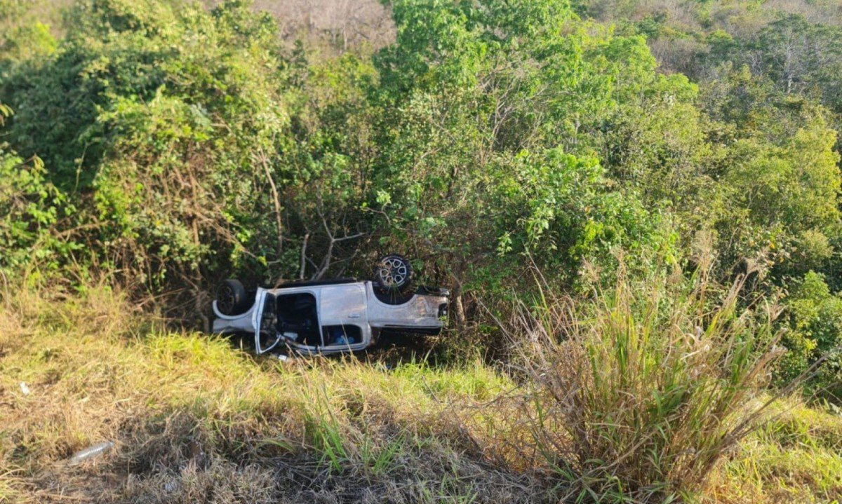 Caminhonete foi arremessada para fora da pista