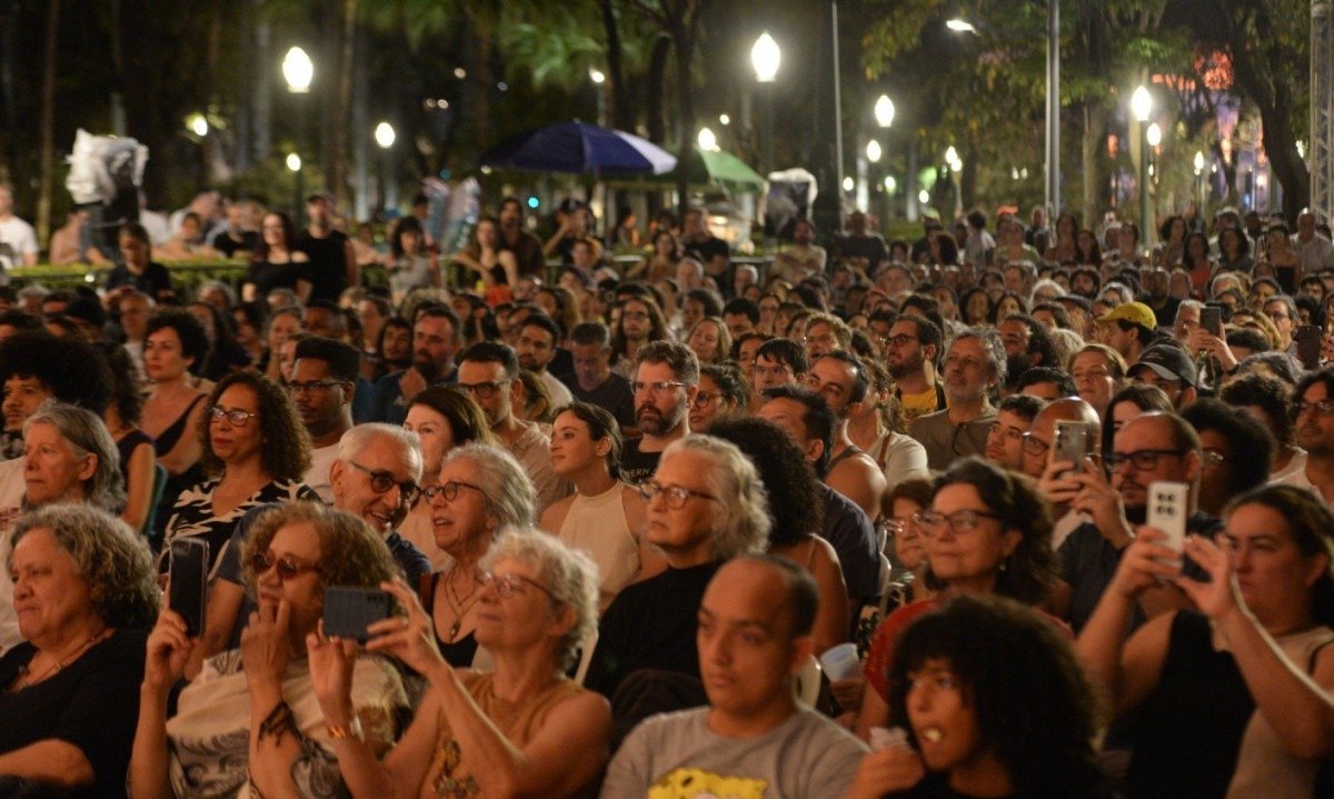 Apresentação de "De tempo somos – Um sarau do Grupo Galpão" reúne centenas de espectadores na Praça da Liberdade