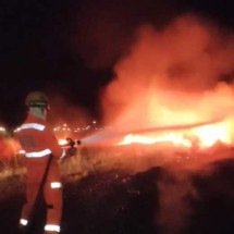 Bombeiros controlam fogo que ameaçava Refinaria Gabriel Passos - CBMMG