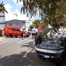 Acidente entre dois carros termina em capotamento em Uberlândia - Divulgação/CBMMG