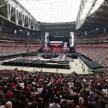 Funeral de Kirk reúne mais de 100 mil pessoas em estádio, com Musk e Trump